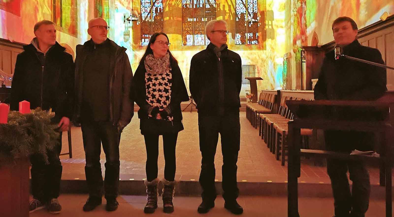 Hendrik Wendler, Peter Hölscher, Dorothee Pilavas, Ronald Gaube und Augustinerpfarrer Bernd Prigge bei der Premiere von Silence in der Augustinerkirche Erfurt