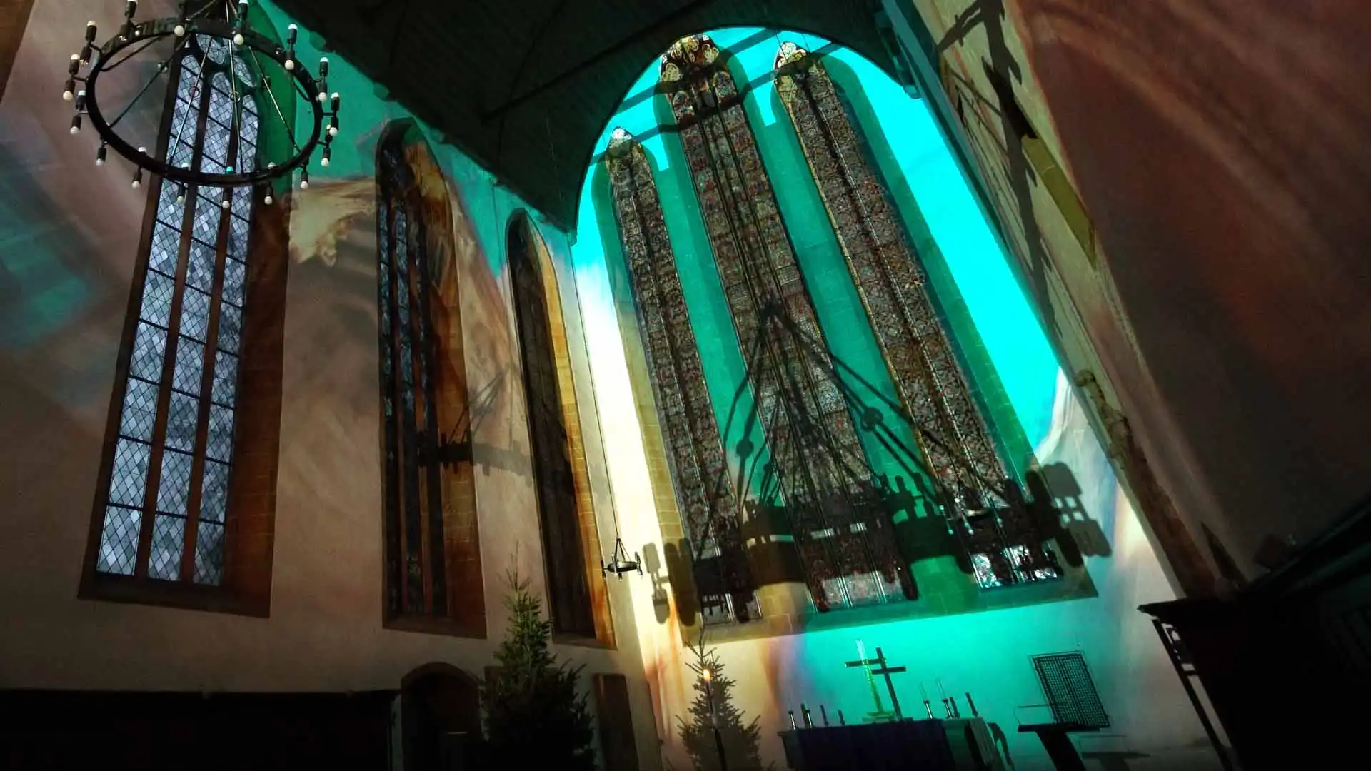 Chorraum der Augustinerkirche Erfurt mit Projektion des Klangbildes Silence