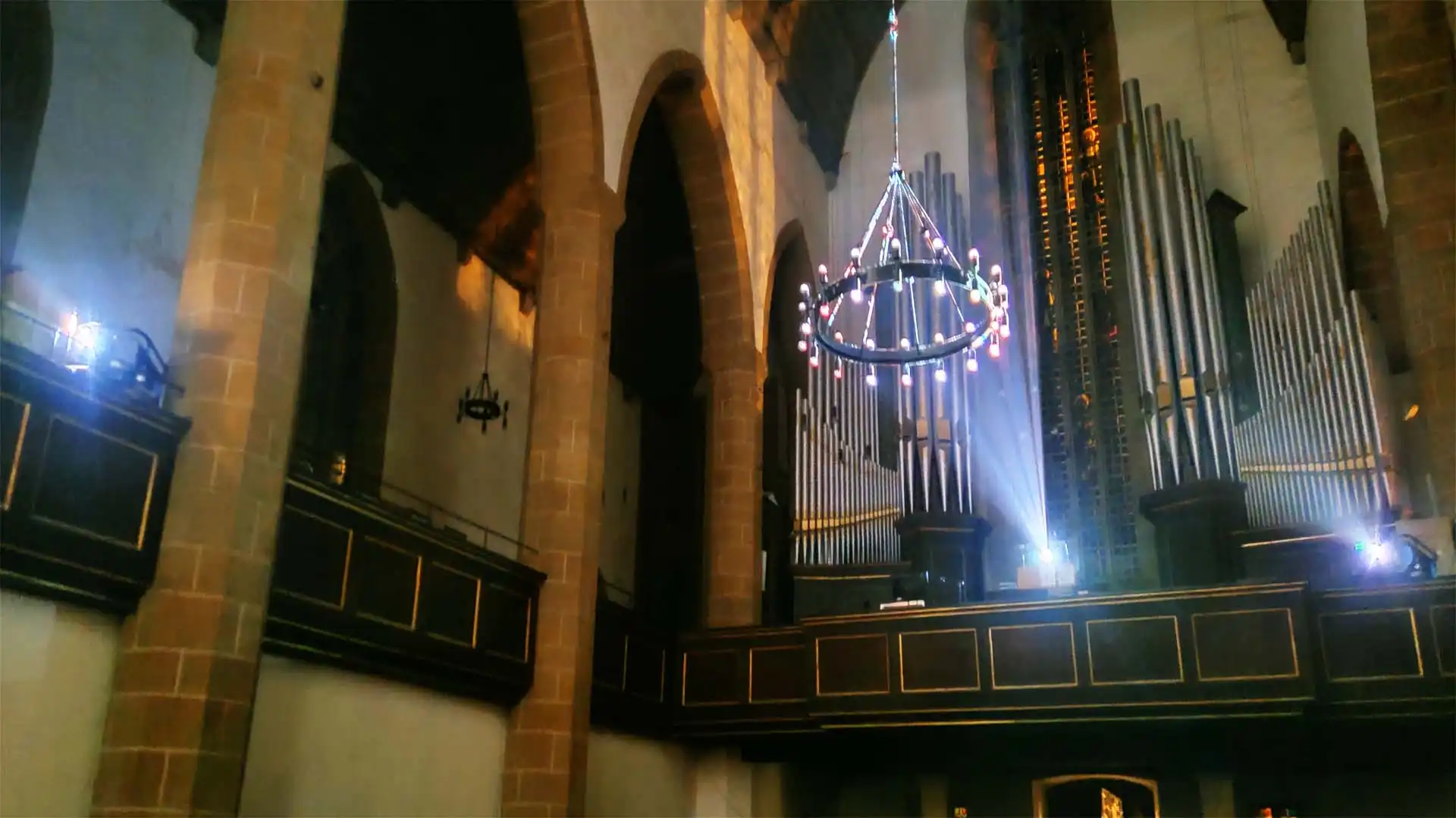Drei Laserbeamer auf der Empore der Augustinerkirche Erfurt, aufgebaut für die Medieninstallation Silence