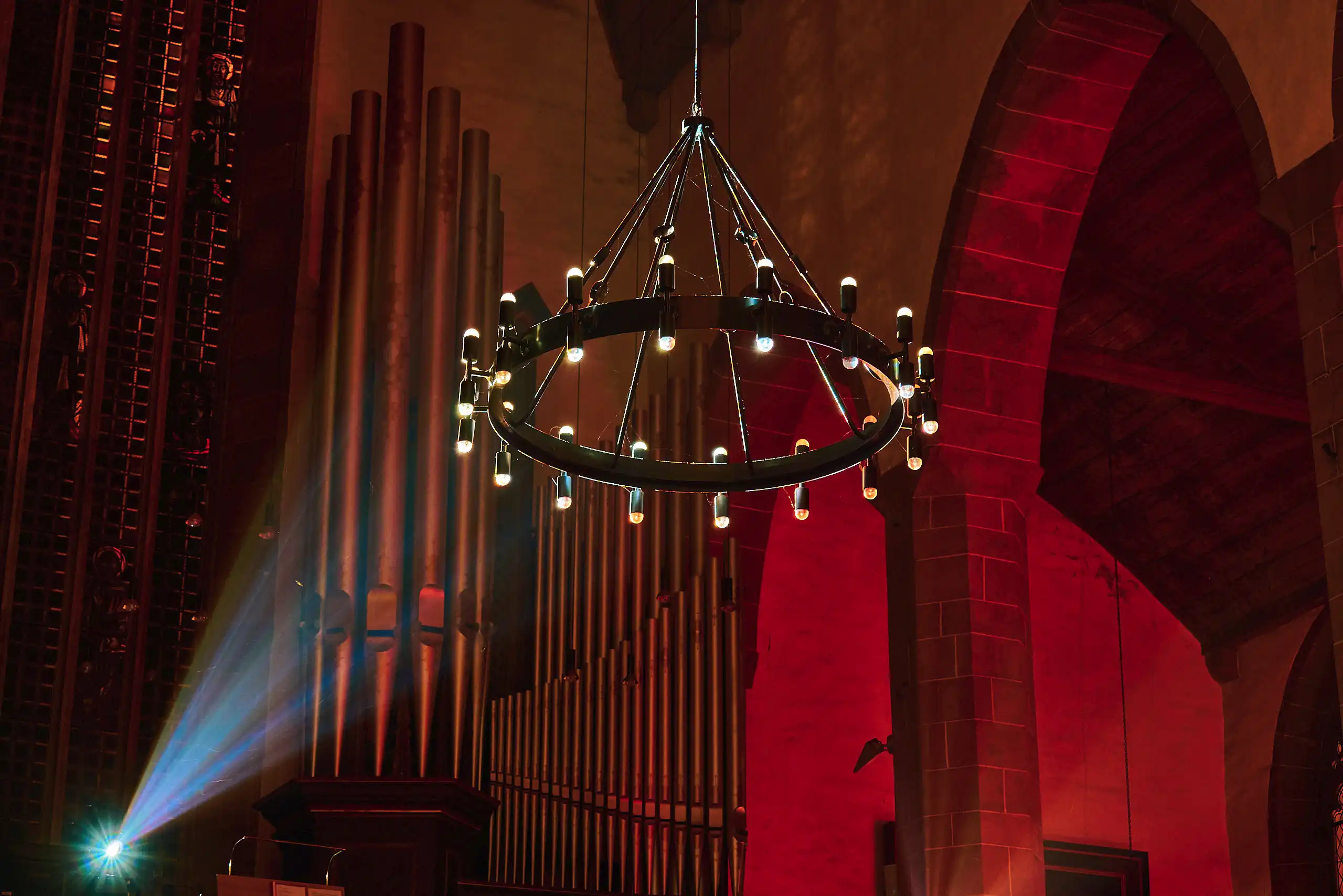 Deckenleuchter in der Augustinerkirche Erfurt, angestrahlt von einem Beamer