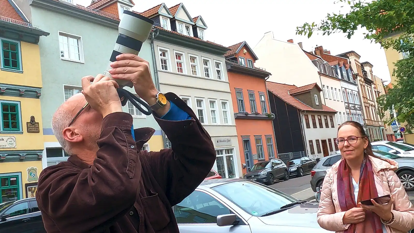 Peter Hölscher und Dorothee Pilavas bei Fotoaufnahmen in der Erfurter Altstadt