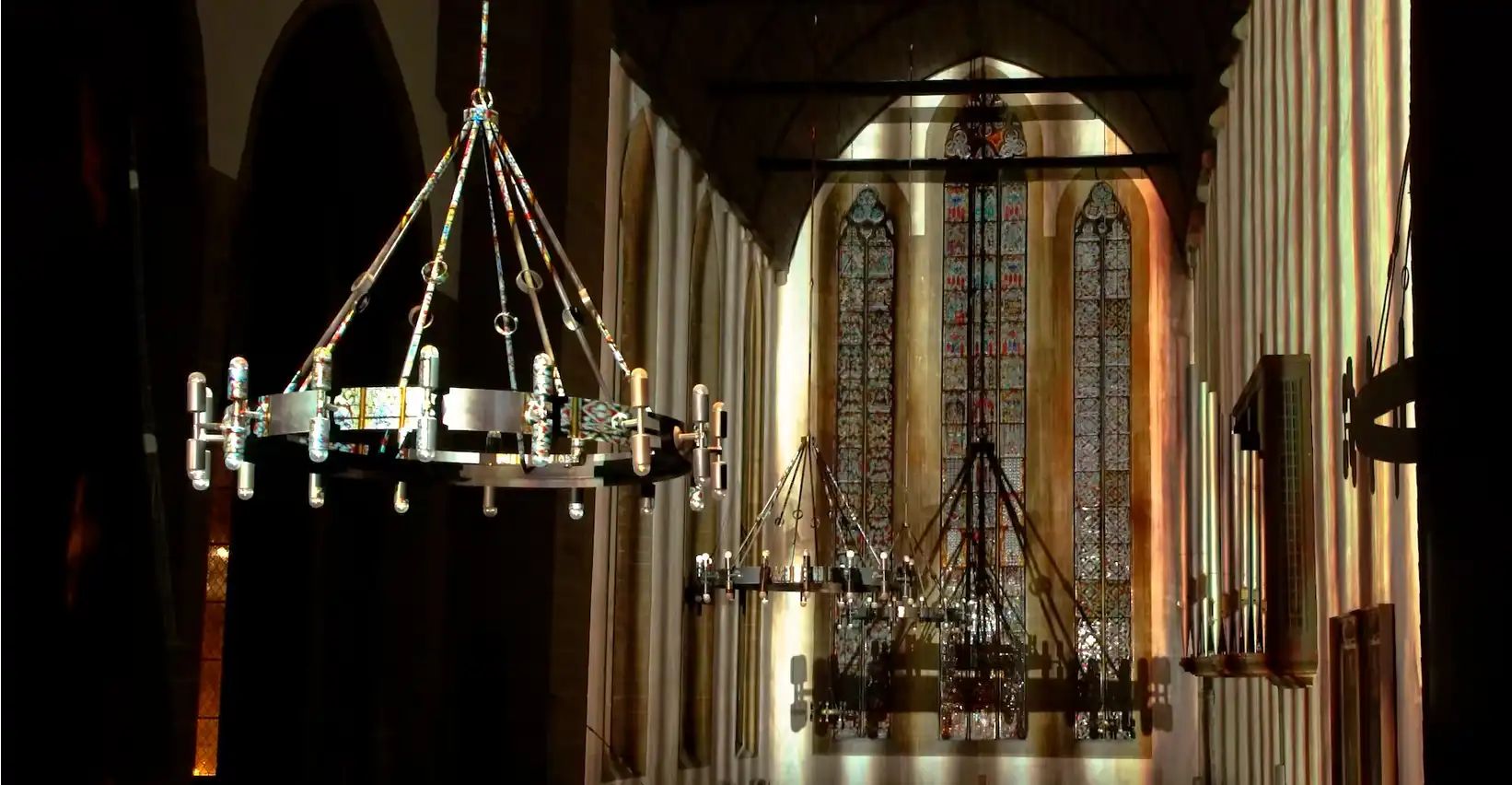 Lichtinstsallation Silence im Chorraum der Augustinerkirche Erfurt, Schattenwurf der Deckenleuchter
