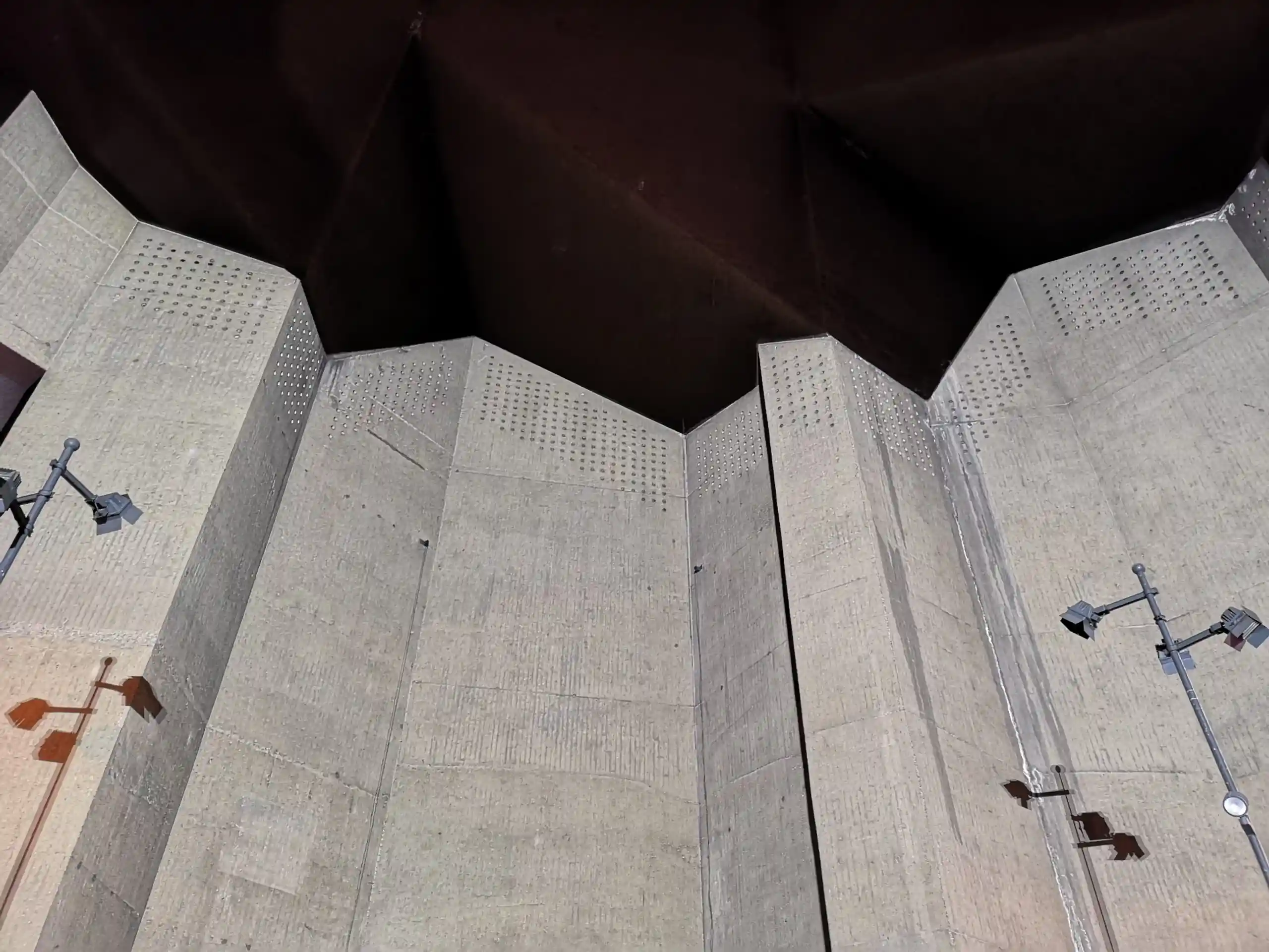 The three-dimensionally folded sanctuary wall of the Mariendom Neviges