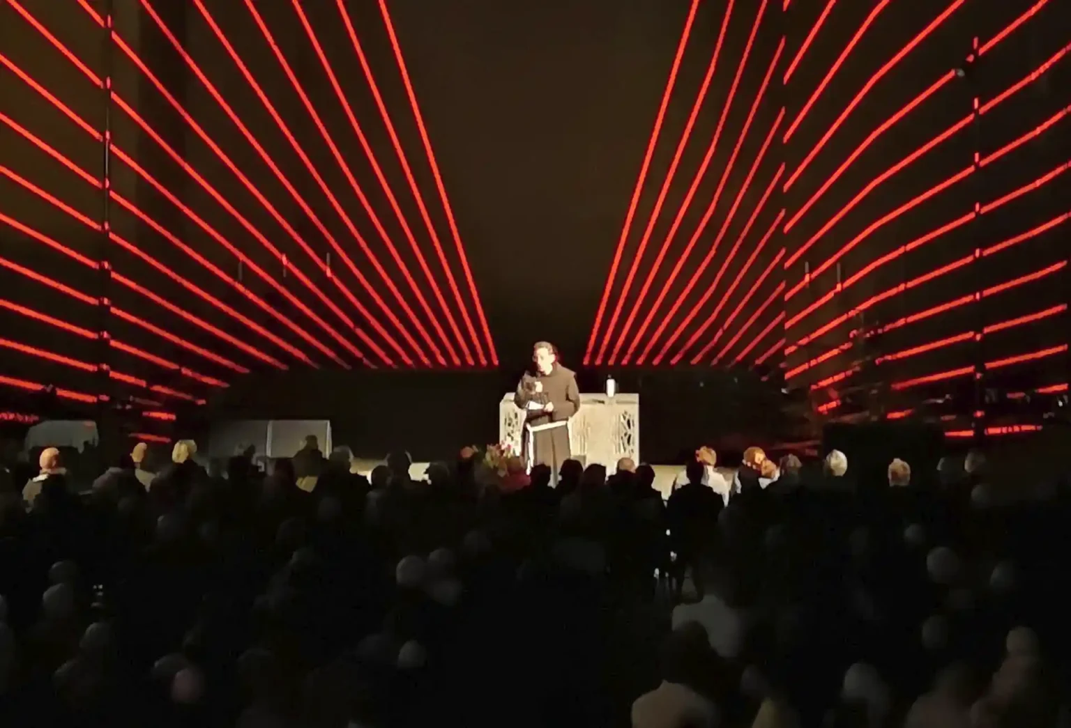 Friar Frank Krampf speaking to the audience of PHARUS, Mariendom Neviges