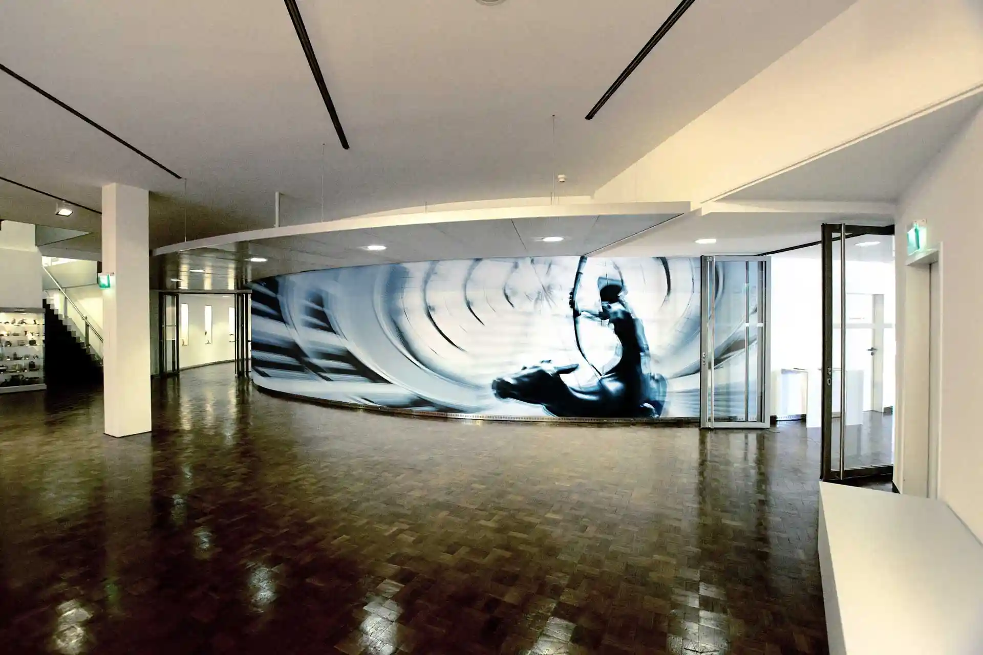 Plans, MKK Dortmund, Medienkunst im Museumsfoyer empfängt die Besucher, Projektion, Bild 1