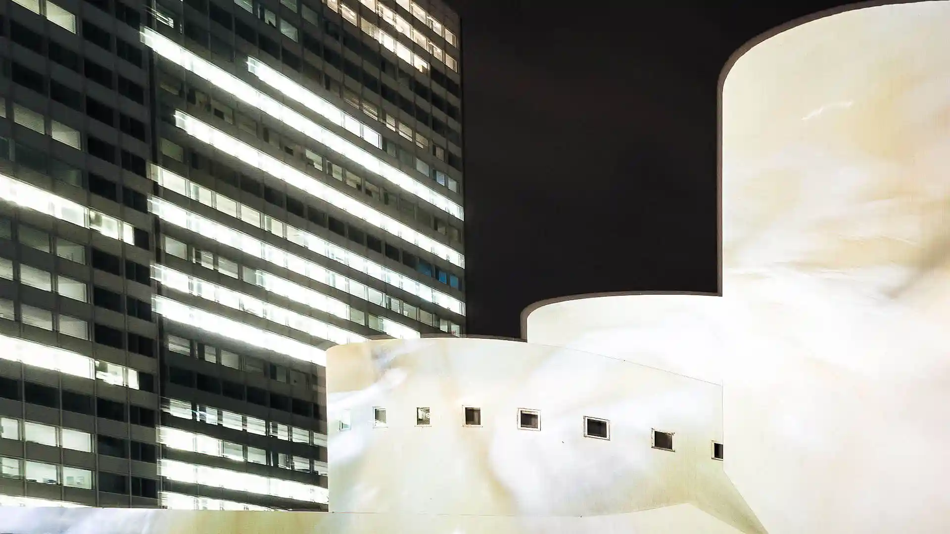 Plans, Schauspielhaus Düsseldorf, Videomapping verwandelt ein Gebäude zum Urban Screen, die Bühne wird zum Stadtraum, Bild 07