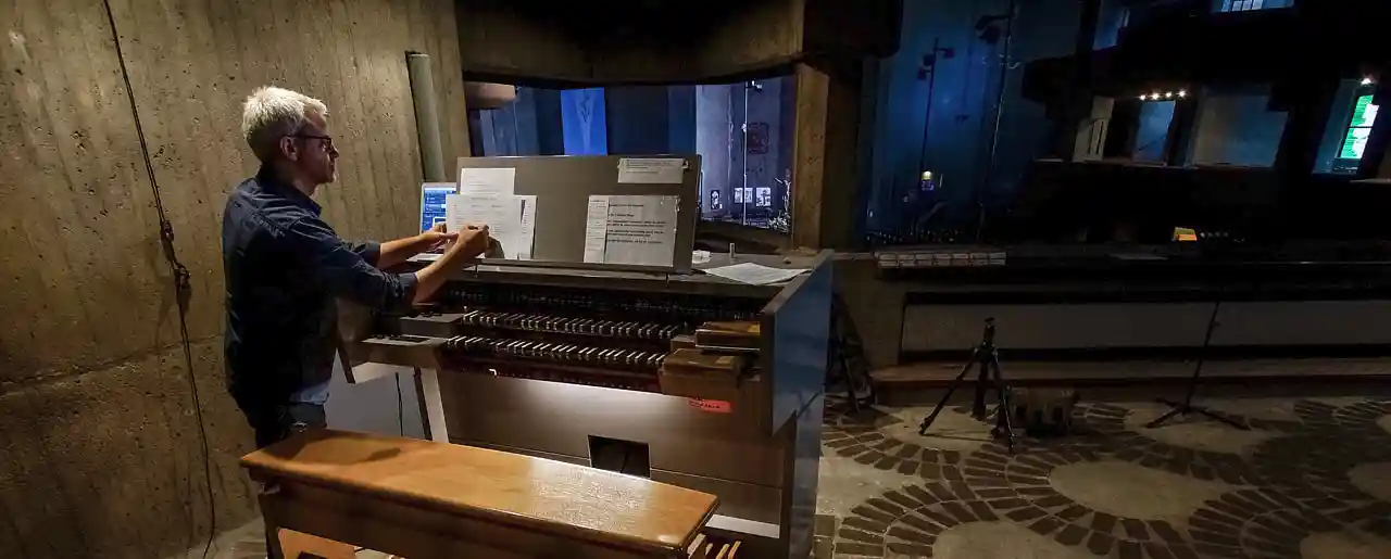 Ronald Gaube programming the organ for PHARUS at Mariendom Neviges