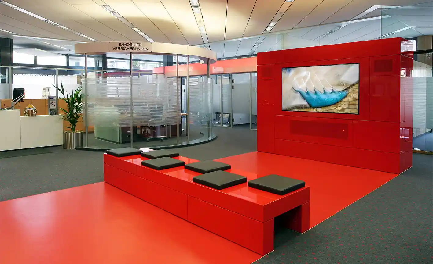 Wartezone der Sparkasse Münden mit audiovisueller Installation FLUX