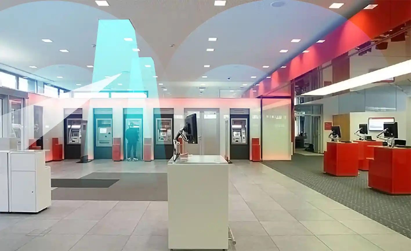 Eingangsbereich der Sparkasse Münden mit Soundduschen der audiovisuellen Installation FLUX