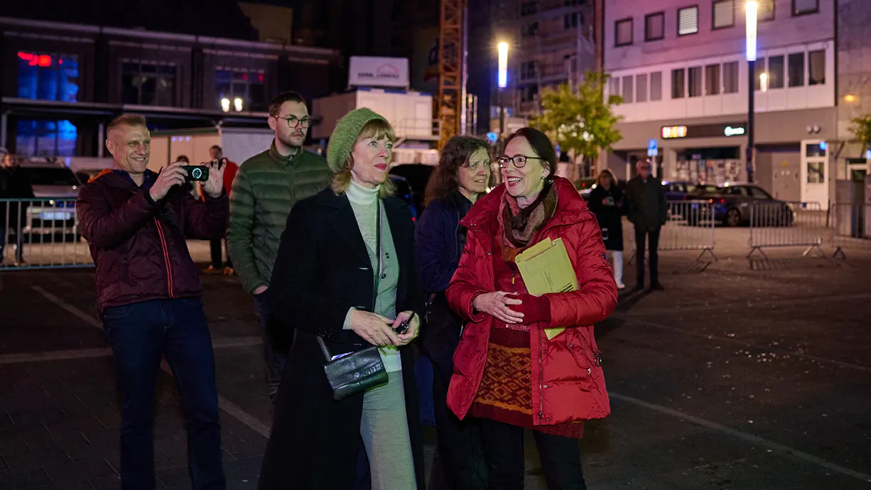 Die Oberbürgermeisterin von Gelsenkirchen, Karin Welge, bei der Eröffnung des Goldstücke Festivals im Gespräch mit Dorothee Pilavas von den Area Composern. Im Hintergrund links: Kurator Hendrik Wendler